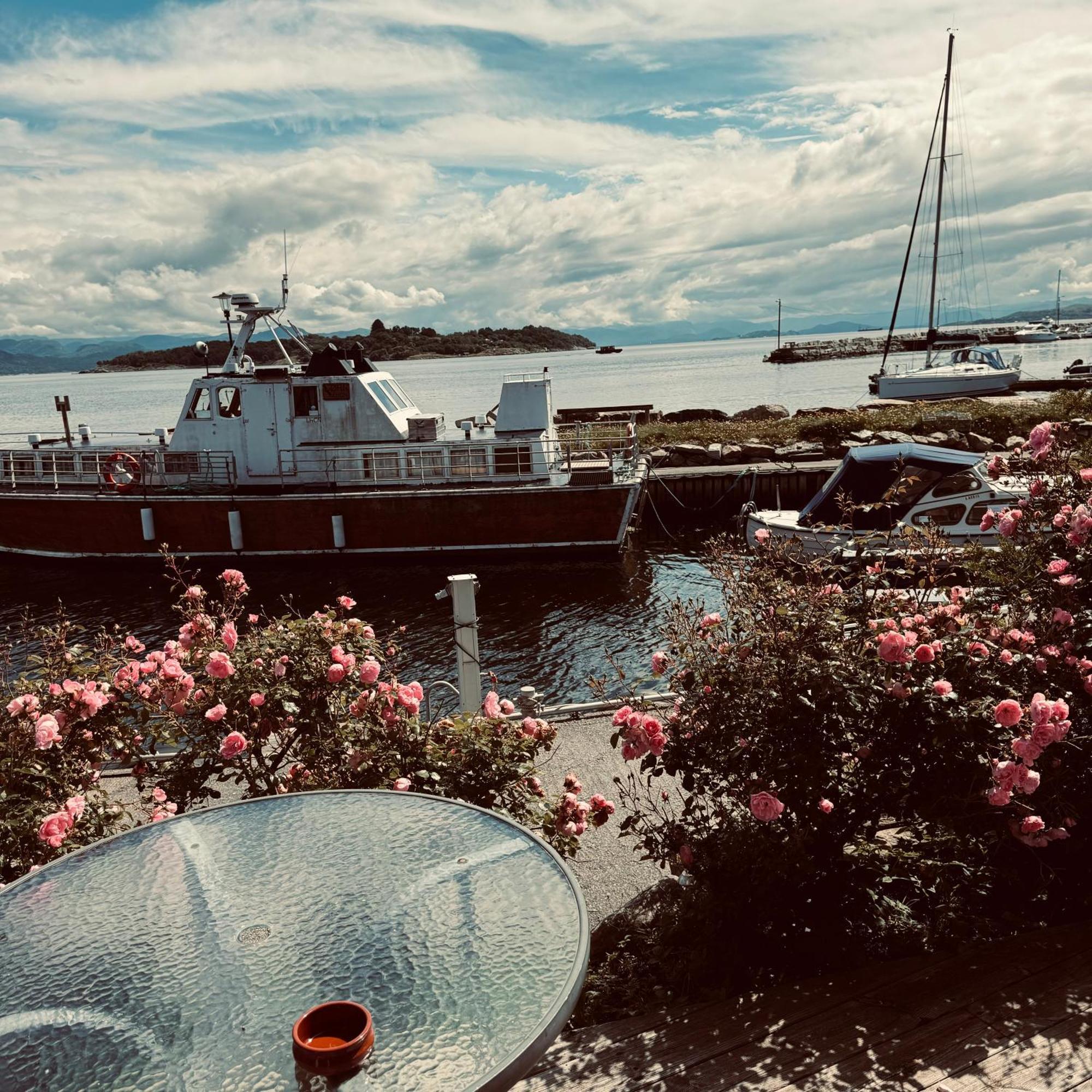 Sjoberg Hotell Og Ferie Leiligheter Osthusvik Bagian luar foto